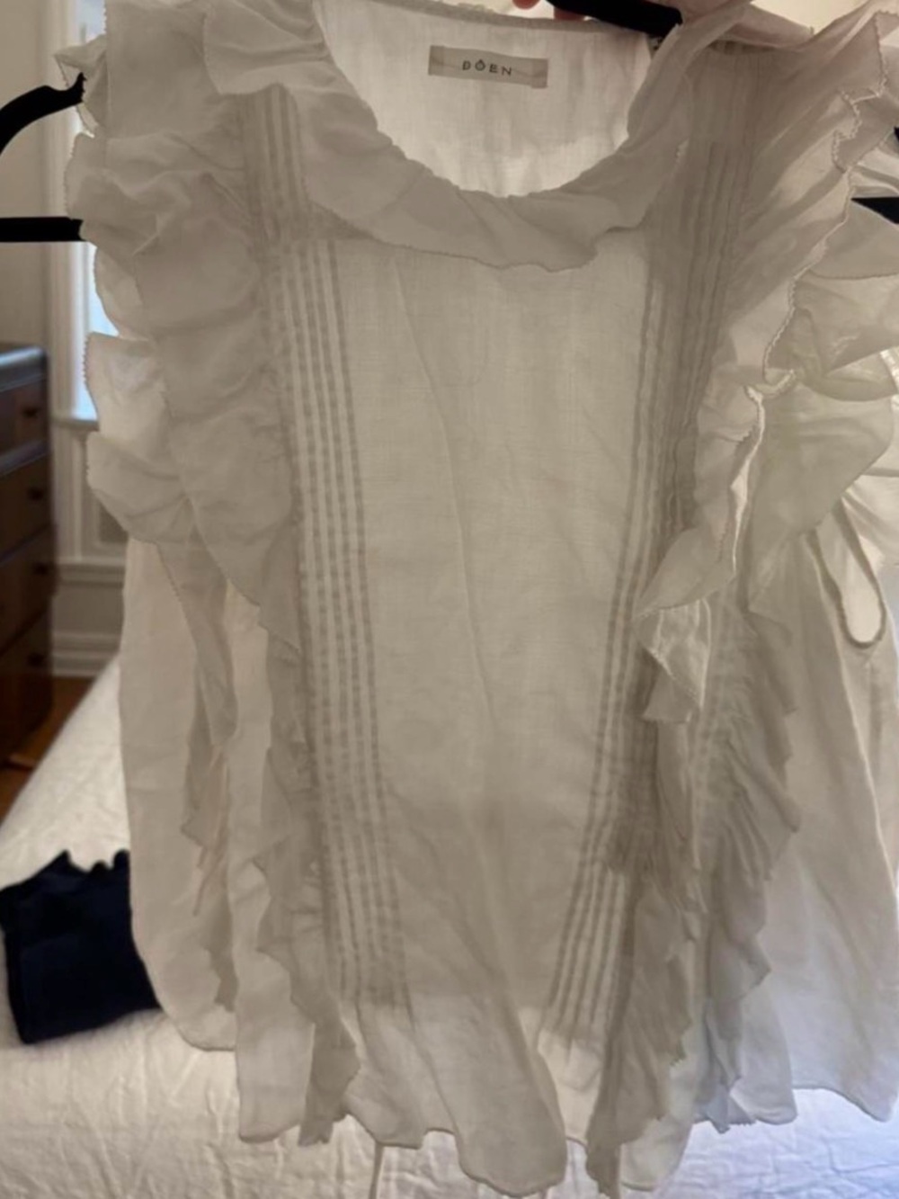 Doen White Ruffle Pintuck Sleeveless Blouse